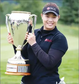  ?? CP PHOTO ?? Ariya Jutanugarn from Thailand holds the trophy after winning the LPGA Canadian Open yesterday.