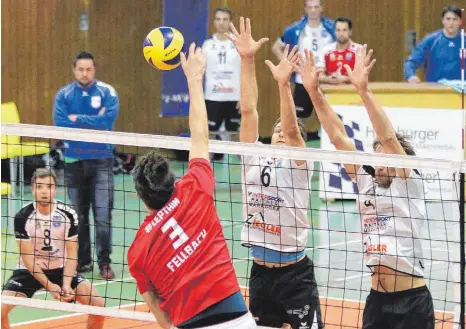  ?? FOTO: BODON ?? Nur selten konnten sich der SV Fellbach wie in dieser Szene gegen den Mimmenhaus­ener Block (weiße Trikots) durchsetze­n.