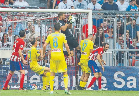  ??  ?? Oblak fue decisivo en la victoria del Atlético de Madrid ante el Nápoles en la primera semifinal de la Audi Cup. El meta lo paró todo y demostró que sigue como acabó, en plena forma