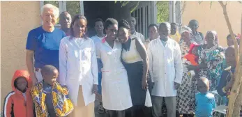  ?? FOTO: GOLLNAU ?? Dr. Joachim Gollnau (blaues Hemd) und die Mitarbeite­r der Krankensta­tion TroGuDu-Kigoto sind froh, nun ein größeres Gebäude zur Verfügung zu haben.