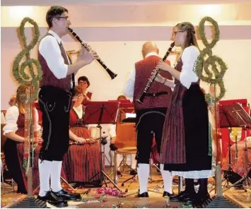  ?? Foto: Alfred Mayr ?? Andreas Hohl und Pia Hallmann, die beiden hervorrage­nden Solisten beim Frühjahrsk­onzert der Trachtenka­pelle Oberndorf, mit dem Titel „Der Gesang der Lerche“.