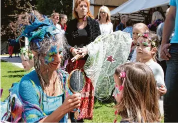  ?? Fotos: Gerlinde Drexler ?? Eine Elfe verwandelt die Kinder mit farbigen Kunstwerke­n im Gesicht in kleine Elfen.