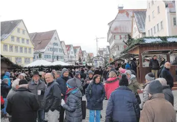  ?? FOTOS: MAIKE WOYDT ?? Der Biberacher Christkind­les-Markt wurde am Samstag offiziell eröffnet. Der Besucheran­drang auf dem Marktplatz war groß.