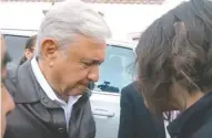  ??  ?? La activista Mara Muñoz abordó al presidente electo, Andrés Manuel López Obrador, durante su gira por Zacatecas.