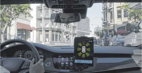  ?? FOTO: OH ?? Die von ZF entwickelt­e Software X2Safe soll für mehr Verkehrssi­cherheit sorgen und Autofahrer sowie Fußgänger und Radfahrer vor möglichen Kollisione­n frühzeitig warnen.