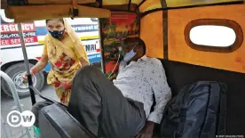  ??  ?? A man suffering from COVID arrives in a taxi at a hospital in Ahmedabad, India