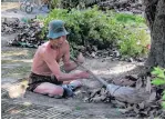  ?? ?? Contributi­ng . . . Uncle Wang sweeps leaves.