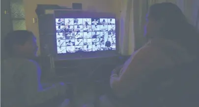  ??  ?? Una madre y su hijo siguen la transmisió­n a través de un televisor de la octava versión del homenaje para Víctor Jara.