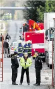  ?? Foto: Radek Kalhous, MAFRA ?? Policisté střeží areál Poličských strojíren, uvnitř stále znějí exploze.