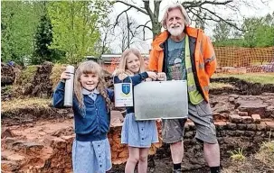 ?? Arthur M Procter ?? ●●Teresa Dawson’s daughters Millie (right) and Madlen with archaeolog­ist Andy Coutts at the site