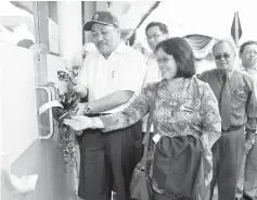  ??  ?? Hajiji, assisted by Dr Christina, declaring open the Klinik 1Malaysia Taman Telipok Ria. Looking on (from right) are AM Ibnu, Dr Ismail, and Dr Koay.