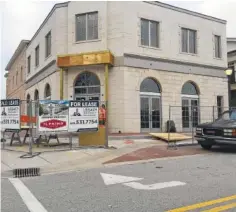  ?? STAFF PHOTO BY DAVE FLESSNER ?? Workers are finalizing constructi­on of the newest Il Primo restaurant in Cambridge Square in Ooltewah, Tenn.