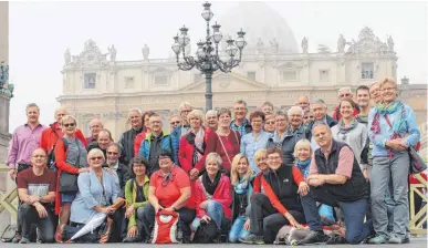  ?? FOTO: ALEXANDER KRAUSE ?? Die Wallfahrer aus der Seelsorgee­inheit Konzenberg vor dem Petersdom.