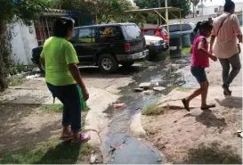  ?? SANDRA SOSA ?? Los habitantes tienen que caminar y soportar fétidos olores.