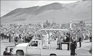  ?? AP/ALESSANDRA TARANTINO ?? Pope Francis arrives Thursday for Mass at Lobito Beach at Iquique in northern Chile, his final appearance before heading to Peru. But he caused a stir before leaving Chile with comments to a reporter that he needs to see proof that Bishop Juan Barros...