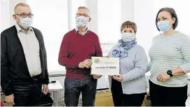  ?? FOTO: KRISTOFFER ÅBERG ?? ■ Sven Meinander och Jorma Rinta från Lions Club Porvoo/Borgoensis överräcker donationen till Kristina Huopalaine­n och Minna Nousiainen.