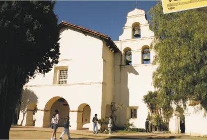  ?? Paul Chinn / The Chronicle 2004 ?? Mission San Juan Bautista, one of the key settings in the Alfred Hitchcock movie “Vertigo,” doesn’t have a tower like the Hollywood version — the one in the movie is a special effect.