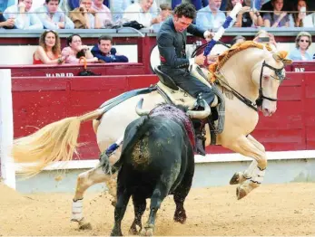  ?? EFE ?? Leonardo Hernández mide la embestida de su oponente