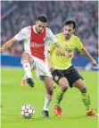  ?? FOTO: IMAGO IMAGES ?? Mats Hummels (re.) soll im Rückspiel gegen Ajax für mehr Stabilität in der BVB-Abwehr sorgen.