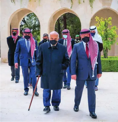  ?? EFE ?? Abdalá II y el príncipe Hamzah Bin Husein aparecen ayer juntos en un acto por el centenario de Jordania