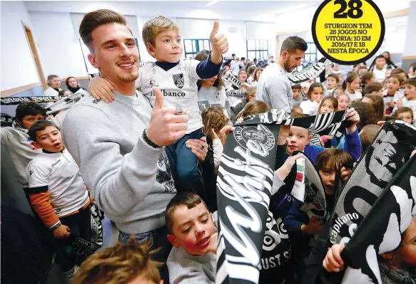  ??  ?? Sturgeon, com a uma criança ao colo, e João Aurélio, ao fundo, visitaram o Centro Escolar de São Torcato, em Guimarães