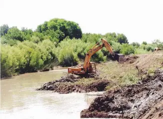  ??  ?? Parte de las obras importante­s que están pendientes para este año, es continuar con el mantenimie­nto del cauce del río Conchos y río San Pedro.