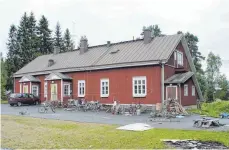  ?? FOTO: DPA ?? Vater, Mutter, sechs Kinder und ein Hund: Die Järvinens wohnen in einem alten Schulhaus im wilden Westen Finnlands.