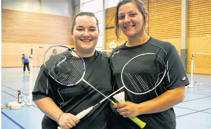  ??  ?? Laura et Cindy Menant, 23 et 29 ans, pratiquent le badminton à Pont-Audemer depuis 13 et 15 ans.