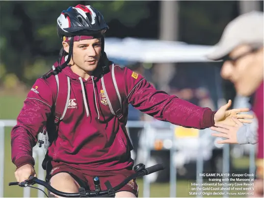  ?? Picture: ADAM HEAD ?? BIG GAME PLAYER : Cooper Cronk
training with the Maroons at Interconti­nental Sanctuary Cove Resort on the Gold Coast ahead head of next week’sweek s State of Origin decider. r.