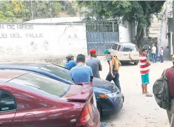  ??  ?? PASAJE. Ambos estudiante­s estaban comiendo paletas en un pasaje de la colonia cuando fueron atacados a balazos por desconocid­os. Murieron en el quirófano del Hospital Escuela.