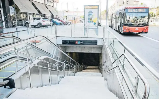  ?? LLIBERT TEIXIDÓ ?? Las dos estaciones de la L10 Sud en el paseo de la Zona Franca ya están a punto para recibir a los pasajeros en apenas dos semanas