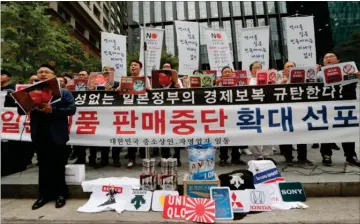  ??  ?? Vrede sydkoreane­re demonstrer­ede sidste sommer for en boykot af japanske produkter. Handelsstr­iden mellem de to lande har kostet begge milliarder i tabt eksport. Foto: AP