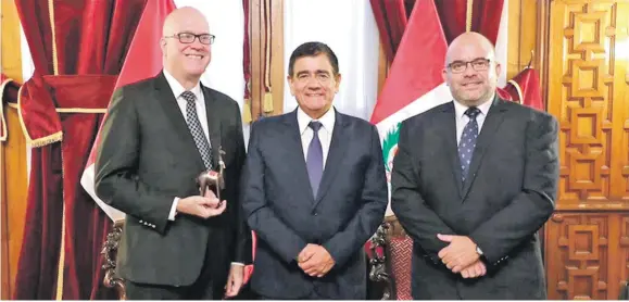  ?? ?? Orlando Gutiérrez, José Williams Zapata y el diputado uruguayo Martín Elgue, en Lima, donde alinearon posiciones para incidentar la cumbre.