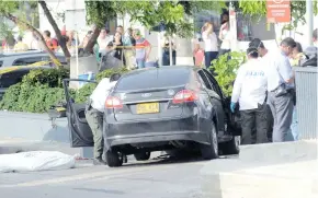  ?? LUIS FELIPE DE LA HOZ ?? El carro quedó a las afueras del parqueader­o de un supermerca­do.