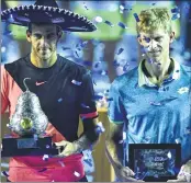  ??  ?? Juan Martin del Potro (L) and South Africa’s Kevin Anderson with their trophies of the Mexican Tennis Open ATP in Acapulco.