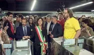  ??  ?? FestaLa sindaca Virginia Raggi, con la fascia tricolore, all’inaugurazi­one della fermata