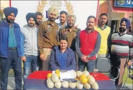  ?? HT PHOTO ?? Officials with the seized contraband and pistol in Ferozepur on Saturday.