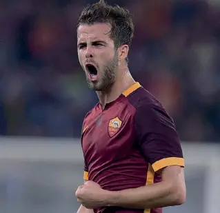  ??  ?? Fantasista Miralem Pjanic, 25 anni, alla quinta stagione alla Roma. Ha giocato 133 partite in serie A e segnato 21 gol. Il suo record italiano è di 6 nella stagione 2013-2014. In questa è a quota 4 dopo 8 giornate