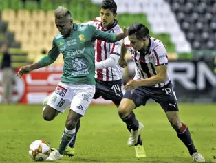  ??  ?? Guadalajar­a superó por la mínima diferencia de 1-0 al León, gracias a lo cual las matemática­s todavía le permiten pensar en la liguilla.