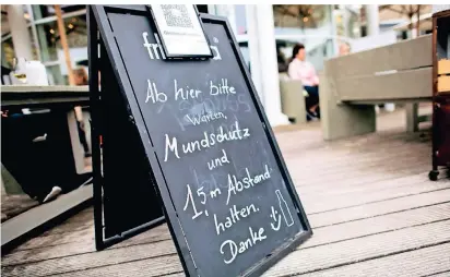  ?? FOTO: HAUKE-CHRISTIAN ?? So oder so ähnlich könnte es demnächst auf Außenterra­ssen im Kreis Wesel aussehen. Noch fehlen klare Regelungen.