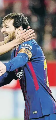  ?? JOSE MANUEL VIDAL / EFE ?? Euforia Denis Suárez y Jordi Alba celebran con Lionel Messi un resultado con elque el Barça mantiene la imbatibili­dad en la Liga