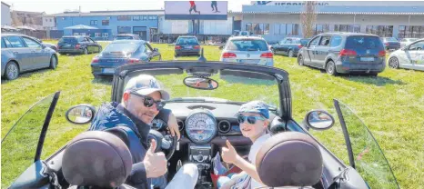  ?? FOTO: THOMAS WARNACK ?? Endlich mal wieder ein Leinwander­lebnis: 100 Autos haben auf dem Gelände Platz.