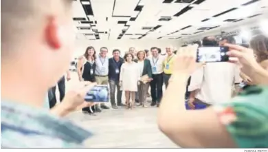  ?? EUROPA PRESS. ?? Compromisa­rios en el congreso fotografía­n a Sáenz de Santamaría, que posa junto a algunos líderes del PP andaluz.