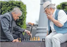  ?? FOTO: DPA ?? Freunde sind auch im Alter wichtig. Zum Beispiel, um gemeinsam etwas zu unternehme­n oder Schach zu spielen.
