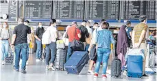  ?? FOTO: DPA ?? Passagiere warten am Flughafen Frankfurt: Viele Urlaubszie­le haben Vorgaben, die erfüllt werden müssen, bevor Reisende ins Land kommen können.