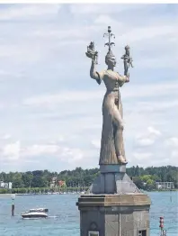  ?? FOTOS (3): BERND KREGEL ?? Die Imperia am Hafen von Konstanz wurde vom Bildhauer Peter Lenk geschaffen.