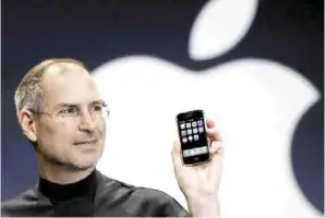  ??  ?? Antecedent­es. Tras ser anunciado por Steve Jobs, el iphone se convirtió en uno los gadgets más codiciados del mundo.