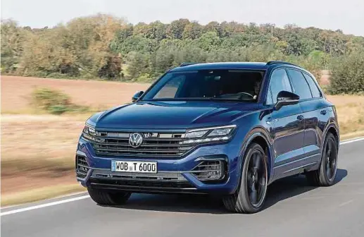  ?? Fotos: Volkswagen ?? Der VW Touareg R weckt Lust am nachhaltig­en Cruisen und macht mit seinem elektrisch­en Boost gleichzeit­ig Spaß.