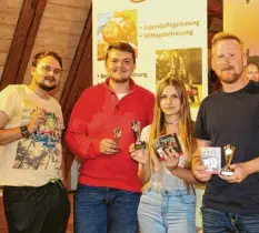  ??  ?? Die Finalisten (v. l.) nach aufsteigen­der Platzierun­g: Benjamin Schalert, Grigori Sitkowski, Alina Gangel-Ganesch und Jugendpfle­ger Matthias Grätsch als Sieger.