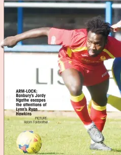  ?? PICTURE: Adam Fairbrothe­r ?? ARM-LOCK: Banbury’s Jordy Ngathe escapes the attentions of Lynn’s Ryan Hawkins